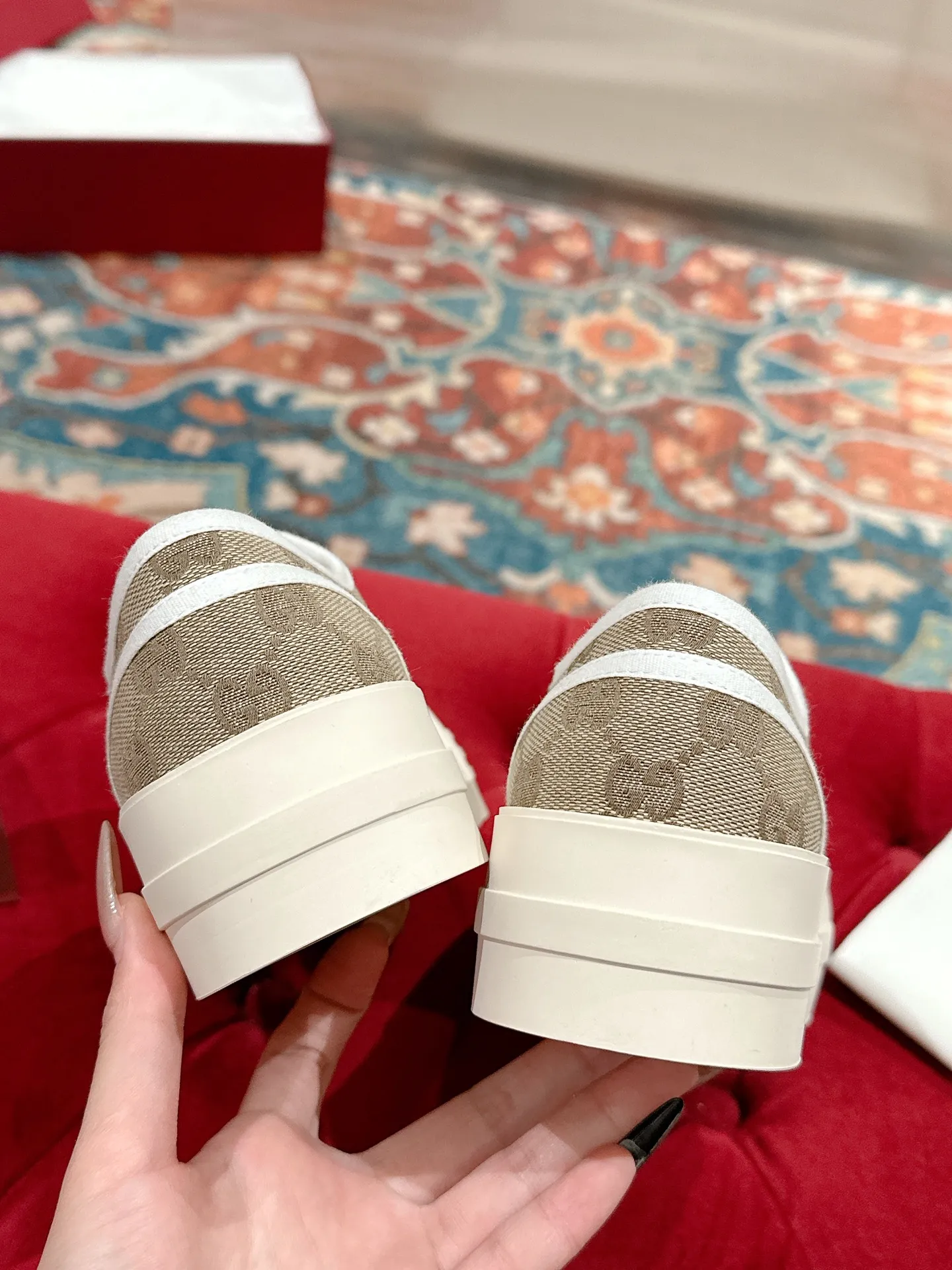 👟👟Ex-factory price 520👟👟 Women's models are new🆕 Arrival Gucci tennis 1977 classic Loft series canvas shoes... 2025 hot recommended model, G+1977×Disney cooperation series... GG canvas is made of finished products and incorporates brand elements. The retro style is rich, the classics and feelings are perfect for recall! Each color fabric developed by the original version is customized by the original version, and we pursue the ultimate in large-scale products! Market-level top version ⚠ Fabric: Customized GG cloth electric embroidery/5D washed distressed canvas Lining: Customized terry cloth lining (the feet are fitted and cannot be disassembled) Outsole: Original molded TPU two-color outsole Size: 35-40 (41 customized)